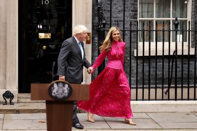 Britain's Prime Minister Boris Johnson arrives with his wife Carrie Johnson as he prepares to deliver a farewell speech ahead of his official resignation at Downing Street on September 6, 2022 in London, England.  (Photo by Dan Kitwood/Getty Images)