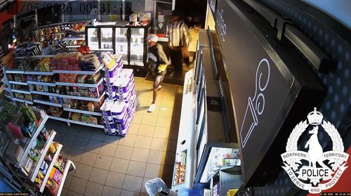 La polizia ha rivelato filmati sbalorditivi di rivoltosi che saccheggiano una stazione di servizio nel mezzo dei disordini ad Alice Springs.