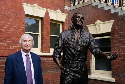Benaud at the unveiling of his statue at the Sydney Cricket Ground.