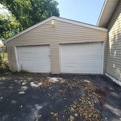 The garage photo in the listing for the Kentucky house, with a red splash on the right.