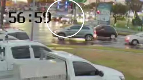 Une vidéo de sécurité montre les voitures arrêtées à l'intersection de Hume Highway et Cabramatta Road. 