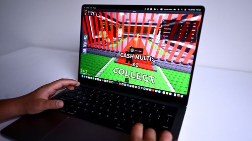 Uma criança é vista jogando na plataforma Roblox. A plataforma não será incluída na proibição de mídia social da Austrália.