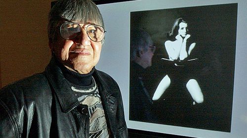 Photographer Lewis Morley with his famous photo of Christine Keeler in 2003. (Photo: AAP).