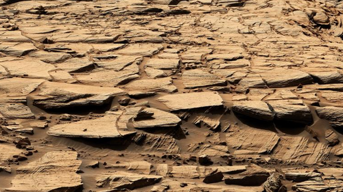 Esta imagen capturada por Curiosity muestra un área perforada y muestreada por el rover.
