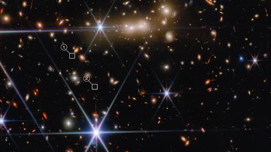 El telescopio espacial James Webb les ha dado a los astrónomos un vistazo a los comienzos del universo en una nueva imagen compartida el 26 de octubre.  El cúmulo de galaxias MACS0647 dobla y amplifica la luz de la galaxia MACS0647-JD más lejana.