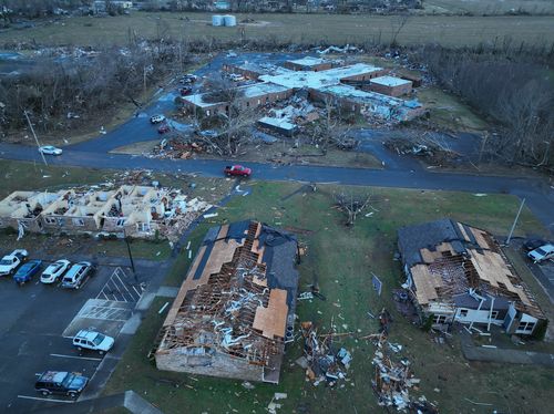 Whitney Westerfield, un operatore di droni certificato e senatore del Kentucky, ha filmato questi video dei danni dei droni a Mayfield, nel Kentucky, sabato mattina.