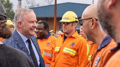 Anthony Albanese anunciou que os governos federal e de Nova Gales do Sul chegaram a um acordo para manter a Tomago Aluminium aberta até o final do seu contrato em 2028.