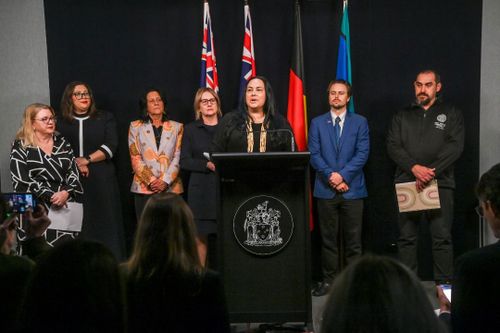 Başbakan Jacinta Allan ve Yerli İşler Bakanı Natalie Hutchins, İlk Halklar Meclisi eş başkanları Ngarra Murray ve Rueben Berg ile basın toplantısı düzenliyor.
