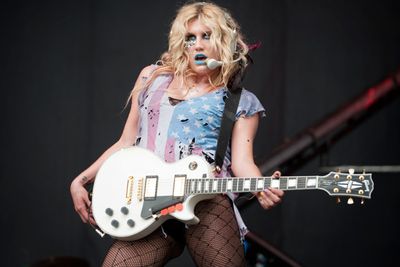 <b>Ke$ha</b> is pretty brave to admit she wants to bed a chubby, older man…She once admitted she wants to have sex with comedian, <b>Ricky Gervais</b>, saying: "That fat guy who's in The Office. I'd hit that," Yew! Or ew?