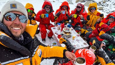 Los escaladores organizan la fiesta del té más alta del mundo en el Monte Everest