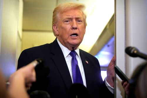 O presidente Donald Trump fala aos repórteres enquanto voa a bordo do Força Aérea Um da Base Conjunta de Andrews, Maryland, para West Palm Beach, Flórida, sexta-feira, 6 de fevereiro de 2026 (AP Photo/Mark Schiefelbein)