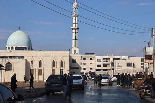 Le forze di sicurezza siriane mettono in sicurezza l'area fuori dalla moschea dell'Imam Ali bin Abi Talib nel quartiere a maggioranza alawita Wadi al-Dhahab dopo un'esplosione all'interno della moschea, a Homs, Siria, venerdì 26 dicembre 2025. (AP Photo)