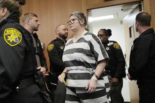 Jennifer Crumbley arrive pour sa condamnation, le mardi 9 avril 2024, à Pontiac, Michigan. 