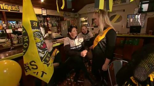 Plenty of black and yellow at The Five Flags Hotel. (9NEWS)