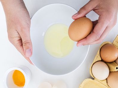 Separate egg whites and egg yolks hack video