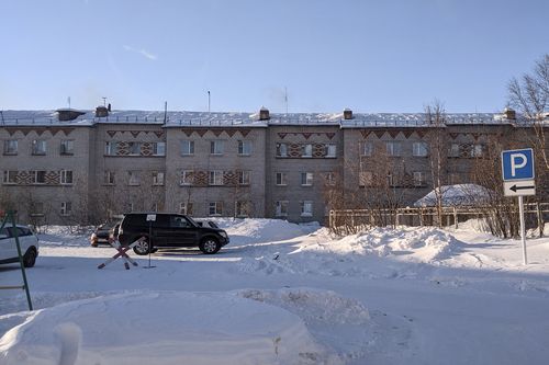 Une voiture transportant Lyudmila Navalnaya, mère du chef de l'opposition russe Alexei Navalny, arrive à la colonie pénitentiaire de la ville de Kharp, dans la région de Yamalo-Nenetsk, à environ 1 900 kilomètres au nord-est de Moscou, en Russie, le samedi 17 février 2024.
