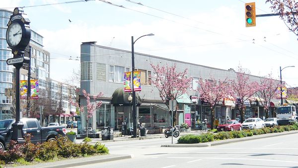 Intersection of Main Street and Kingsway in Mt Pleasant (Canadian2006/Wikipedia/CC BY-SA 3.0)