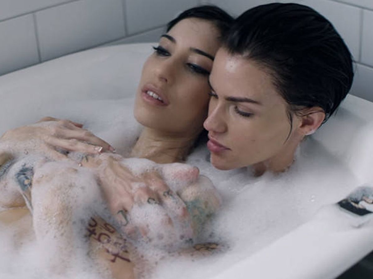 Sensual soak: jessica kylies steamy shower show