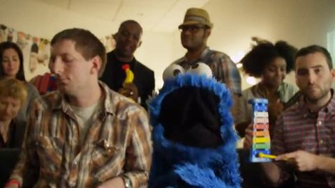 Cookie Monster parodies 'Call Me Maybe'