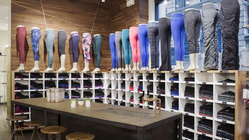 Questa foto di dicembre 2015 fornita da Lululemon mostra gli abiti esposti nel flagship store Flatiron di Lululemon a New York. 