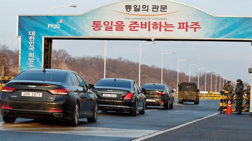 South Korean delegates travel through tight security to the talks in Panmunjom. (Photo: AP).