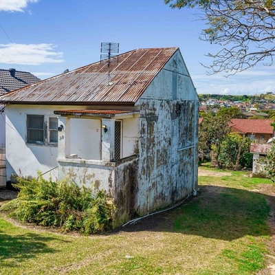 The mysterious and famous Wollongong half house is going to auction