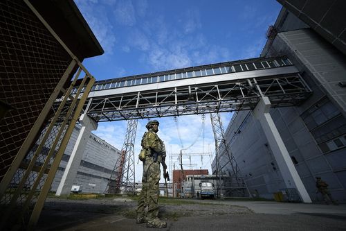 Un soldado ruso vigila un área en la planta de energía nuclear Zaporizhzhya en el territorio bajo control militar ruso, sureste de Ucrania, el 1 de mayo de 2022. 