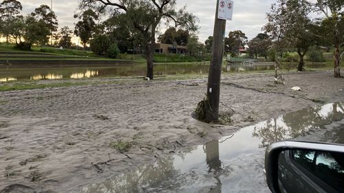 Dommages causés par les inondations révélés à Maribyrnong, Victoria.