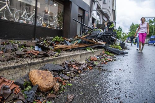 一条面包躺在市中心街道边缘的瓦砾中。 一场风暴也对帕德博恩造成了重大破坏。  2022 年 5 月 20 日，北莱茵-威斯特法伦州，帕德博恩