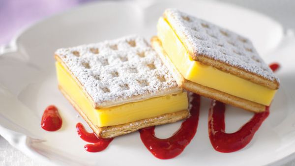 Custard squares with berry calouis