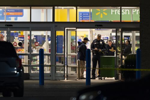 Les forces de l'ordre, y compris le FBI, travaillent sur les lieux d'une fusillade de masse dans un Walmart, le mercredi 23 novembre 2022, à Chesapeake, Virginie