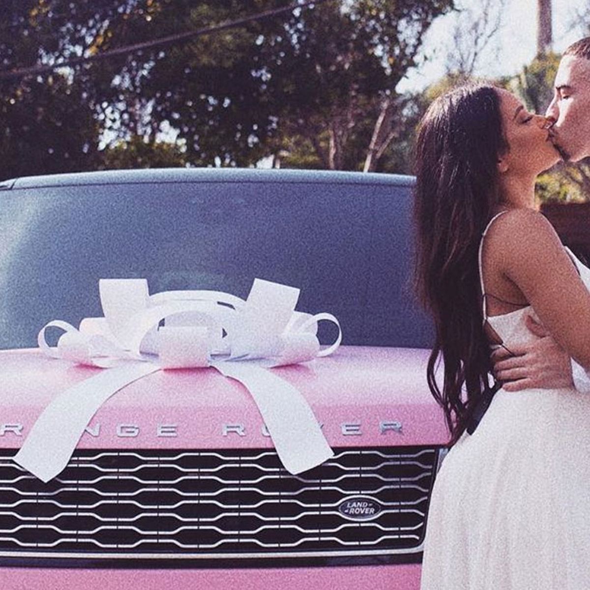 Influencers Landon McBroom and Shyla Walker use Range Rover for gender  reveal - 9Honey