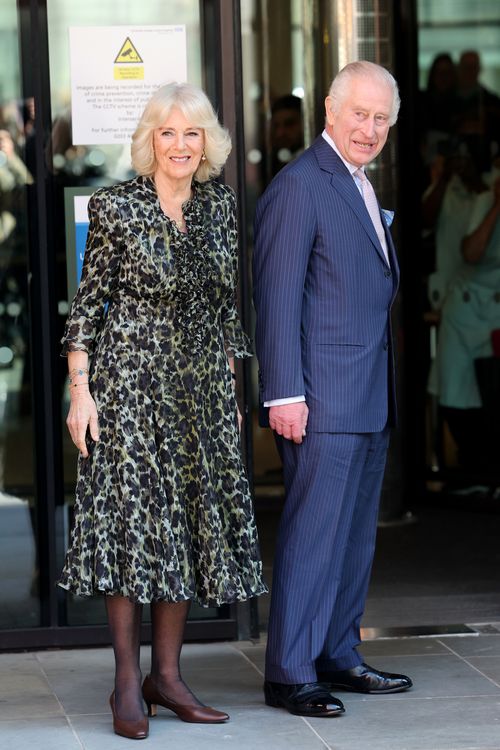 La regina Camilla e il re Carlo III arrivano al Cancer Center dell'University College Macmillan Hospital il 30 aprile 2024 a Londra, Inghilterra.