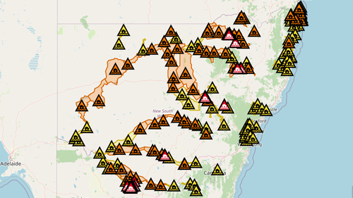 À 5h30 du matin, il y avait 142 avertissements d'inondation stupéfiants qui s'étendaient à travers la Nouvelle-Galles du Sud.