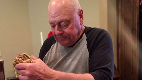 The heartbreaking photo of a sad grandpa abandoned by his grandkids
