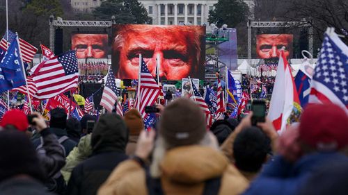 Serviciul Secret s-a uitat la cum să-l aducă pe Donald Trump în Capitoliu după ce acesta a condus o mulțime de susținători într-o frenezie care a dus la o revoltă.