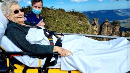 'Above and beyond': NSW Ambulance paramedics' kind act for palliative care patient