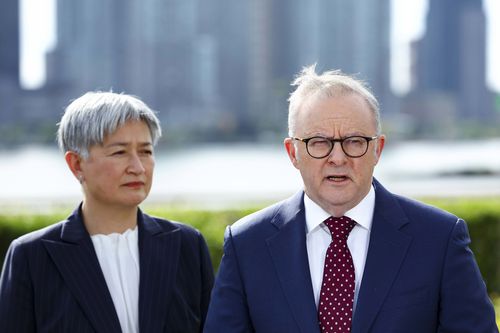 Primeiro -ministro Anthony Albanese e ministro de Relações Exteriores Penny Wong durante uma conferência de imprensa sobre a Austrália, reconhecendo formalmente o estado da Palestina.