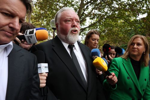 Kyle Sandilands lascia la Corte Federale per l'inizio del caso Kyle Sandilands contro ARN a Sydney. 27 marzo 2026. 