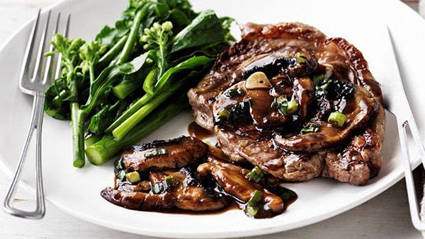 Steak with quick Asian mushroom sauce