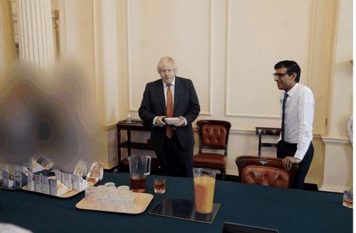 19 de junio de 2020;  Reunidos en la Sala del Gabinete en el número 10 de Downing Street en el cumpleaños del Primer Ministro
