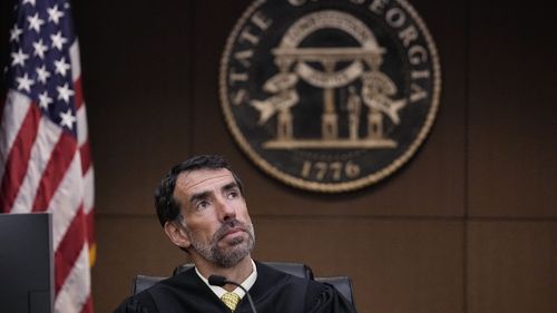 Il Presidente della Corte Suprema Robert McBurney, della Corte Superiore della Contea di Fulton, siede nell'aula del tribunale di Atlanta. 