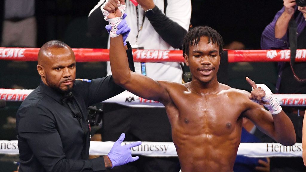 Boxing legend Evander Holyfield's son Evan wins fourth straight fight since  turning pro in November