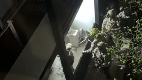 A man has been bitten by a police dog during an arrest, bringing a four-hour siege to an end in Melbourne's north-east.ï»¿