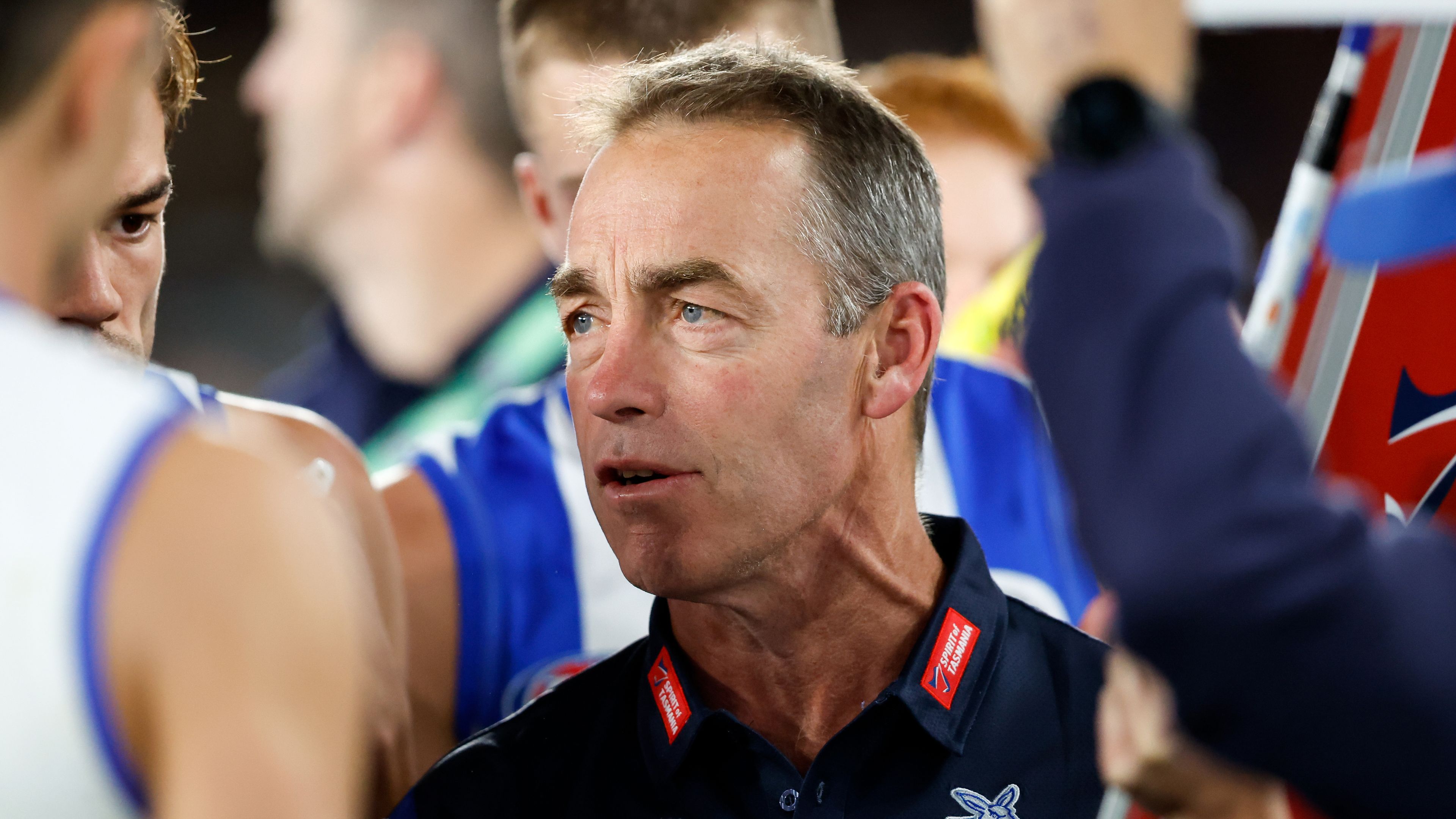 Alastair Clarkson bajo fuego: Entrenador de North Melbourne, derrota contra Hawthorn, Kane Cornes en Footy Classified