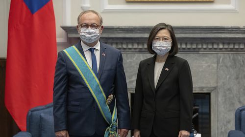 Guerriau, à esquerda, foi ex-vice-presidente da Comissão de Relações Exteriores, Defesa e Forças Armadas do Senado. Ele é retratado aqui em uma visita a Taiwan em 2022.