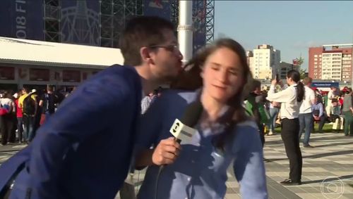Júlia Guimarães was live on air broadcasting in Yekaterinburg, before the Japan v Senegal match when a fan approached. (sporTV)