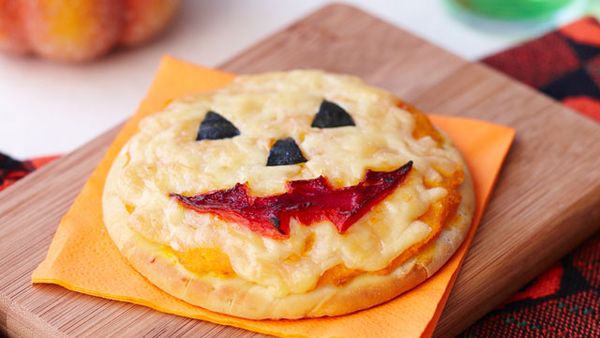 Jack-o'-lantern pumpkin pizza