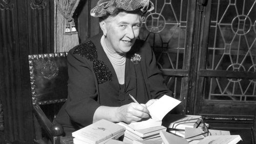 Agatha Christie signe des exemplaires de ses livres vers 1950.