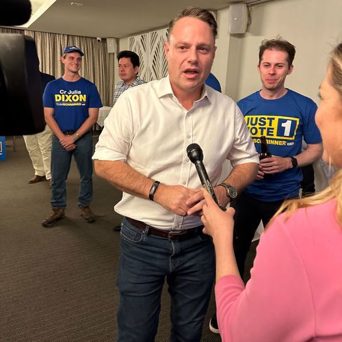 Le maire de Brisbane, Adrian Schrinner, arrive à la soirée électorale du LNP après avoir été réélu pour quatre ans supplémentaires.